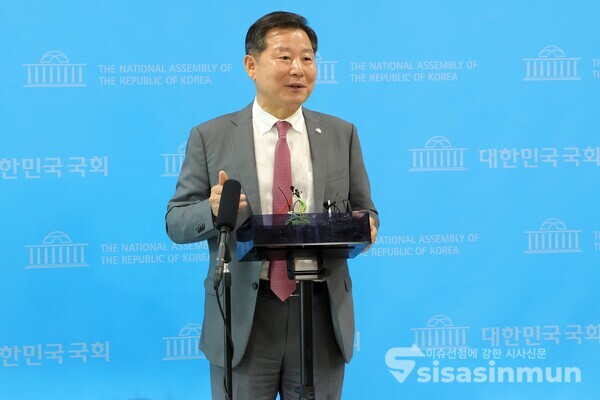 22일 이철규 국민의힘 의원이 취재진의 질의에 답하고 있다.