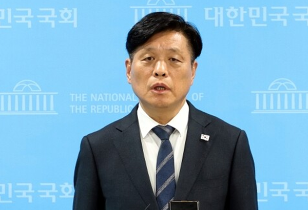 더불어민주당 현역 국회의원인 조승래 국정기획위원회 대변인이 과거 국회 소통관에서 기자회견 후  취재진의 질의에 답하고 있는 모습. 사진 / 오훈 기자