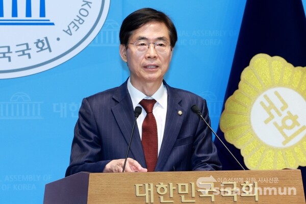 23일 조경태 의원이 기자회견을 하고 있다.