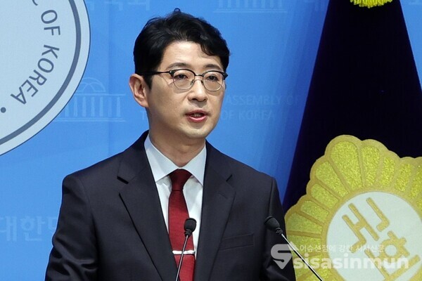 24일 주진우 의원이 기자회견을 하고 있다.