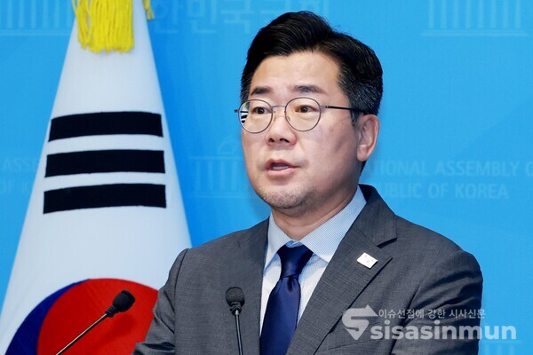 25일 박찬대 의원이  기자회견을 하고 있다.