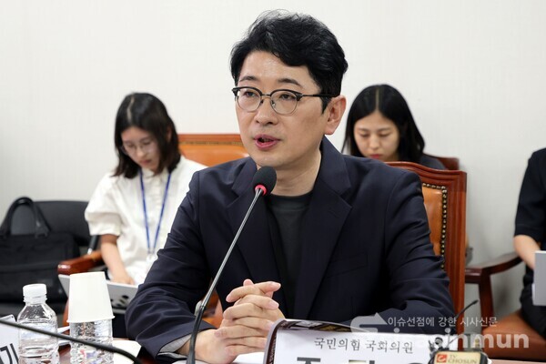 25일 주진우 의원이 개회사를 하고 있다.