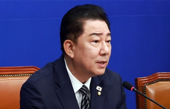 더불어민주당 김병기 당대표 직무대행 겸 원내대표가 지난 23일 국회에서 열린 당 최고위원회의에서 모두발언을 하고 있다. 사진 / 오훈 기자