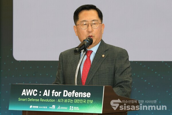 28일 유용원 의원이 개회사를 하고 있다.