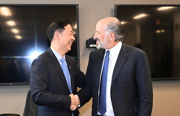 한미 통상협의차 미국 워싱턴D.C.를 방문 중인 구윤철 부총리 겸 기획재정부 장관이 29일(현지시간) 김정관 산업통상자원부장관 및 여한구 통상교섭본부장과 함께 미국 상무부에서 하워드 러트닉 상무장관과 통상협의에 앞서 악수하며 인사하고 있다. ⓒ뉴시스