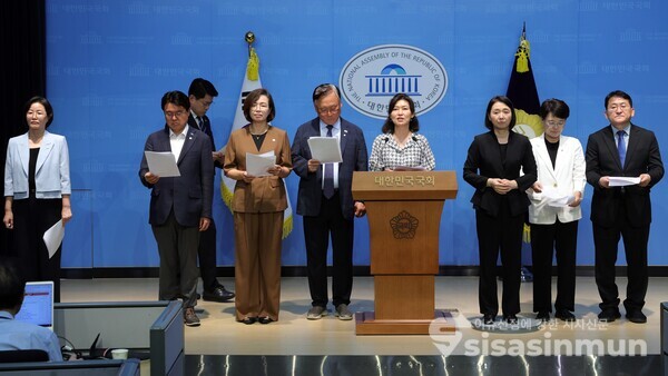 30일 더불어민주당, 조국혁신당, 진보당 의원들이 기자회견을 하고 있다.