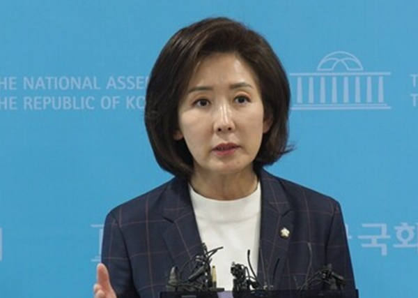 나경원 국민의힘 의원이 과거 국회 소통관에서 기자회견을 한 후 백브리핑을 하고 있다. 사진 / 김경민 기자