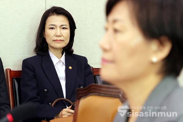 1일 이진숙 방송통신위원장이 법사위 전체회의에 참석하고 있다.