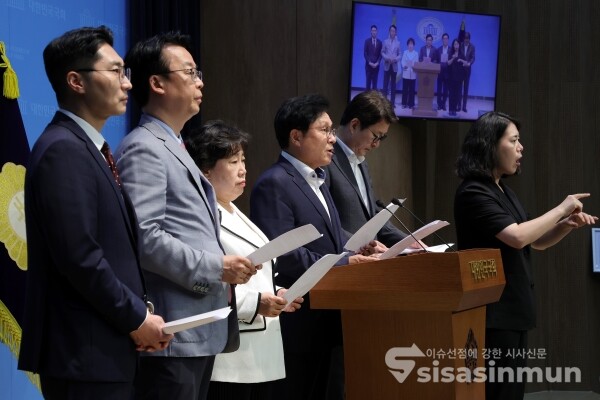 1일 국민의힘 소속 법사위원들이 기자회견을 하고 있다.