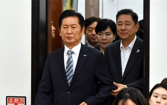 정청래 더불어민주당 신임 당대표가 4일 서울 여의도 국회 본청에서 열린 최고위원회의에 참석하고 있다. 사진 / 오훈 기자