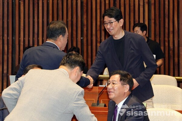 4일 주진우 당대표 후보가 의원들과 악수를 하고 있다.