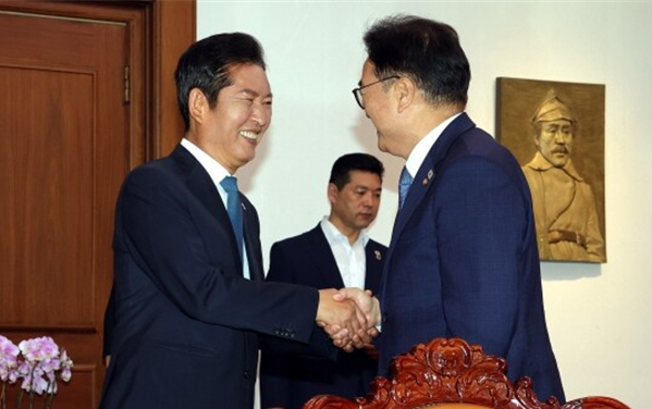 더불어민주당 정청래 신임 대표가 5일 우원식 국회의장을 예방하여 인사를 나누고 있는 모습. 사진 / 오훈 기자