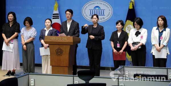 7일 주진우 의원과 중앙당 차세대여성위원회 관계자들이 기자회견을 하고 있다.