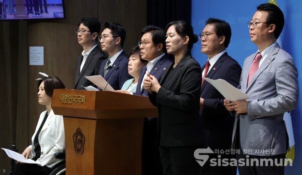 7일 법사위 국민의힘 박형수 간사와 소속 위원들이 성명을 발표하고 있다.