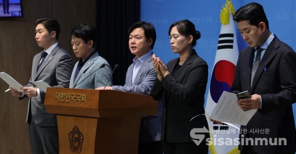 7일 이강일 의원, 김현정 의원, 김용만 의원, 박창진 부대변인이 기자회견을 하고 있다.