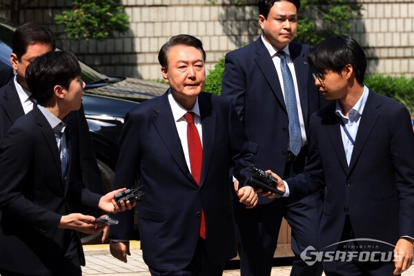 윤석열 전 대통령이 지난 5월26일 오전 서울 서초구 서울중앙지방법원에서 열린 재판에 출석하고 있는 모습. 사진 / 오훈 기자