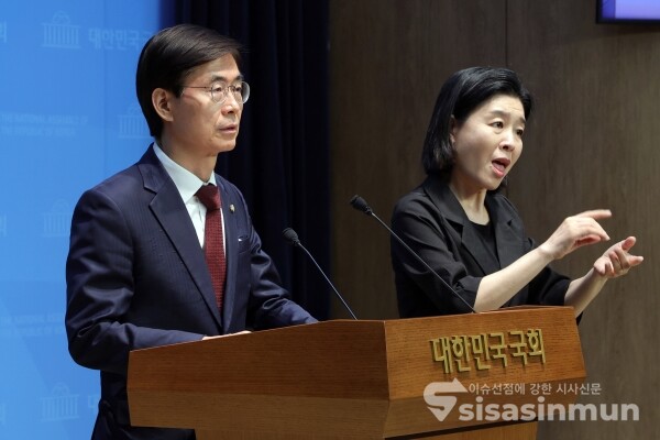 8일 조경태 후보가 기자회견을 하고 있다.