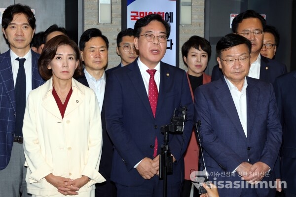 13일 송언석 비상대책위원장이 입장을 밝히고 있다.