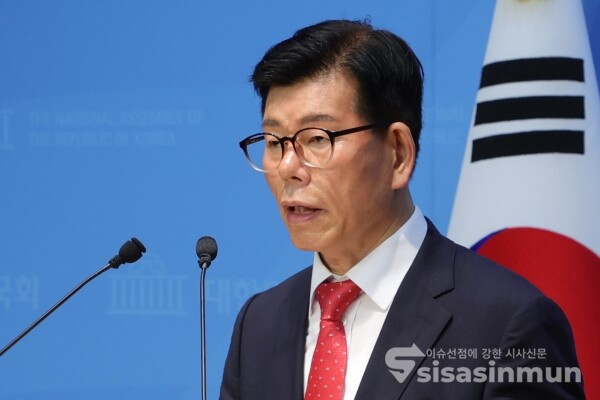 14일 장영하 성남수정당협위원장이 기자회견을 하고 있다.