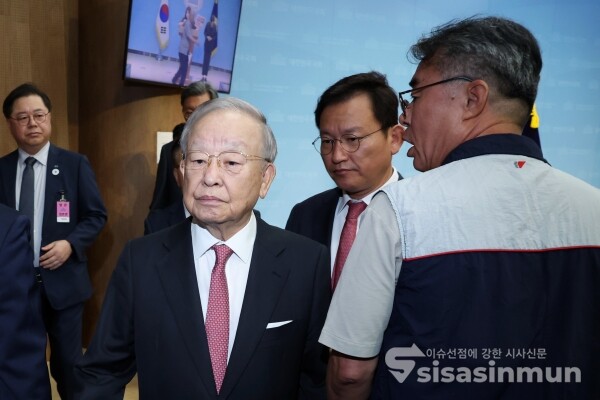 18일 손경식 한국경영자총협회 회장을 비롯한 경제6단체 대표들이 시민단체 관계자들의 항의를 받으며 퇴장하고 있다.