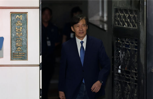 조국 전 조국혁신당 대표가 15일 오전 서울 구로구 서울남부교도소에서 광복절 특사로 출소하고 있다. ⓒ뉴시스