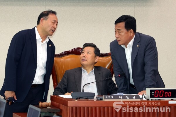 19일 이철규 국회 산업통상자원중소벤처기업위원회 위원장과 김원이 더불어민주당, 박성민 국민의힘 간사가 논의를 하고 있다.