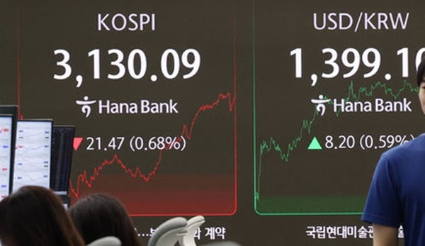 20일 서울 중구 하나은행 딜링룸에서 딜러들이 업무를 보고 있다. ⓒ뉴시스