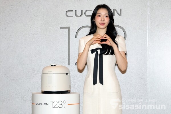 21일 김연아가 포즈를 취하고 있다.