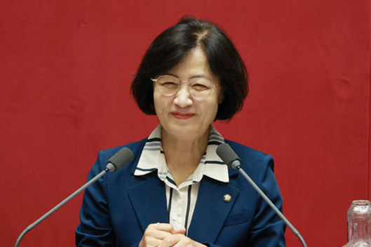 추미애 신임 법제사법위원장이 21일 서울 여의도 국회에서 열린 제428회국회(임시회) 제1차 본회의에서 당선인사를 하고 있다. ⓒ뉴시스