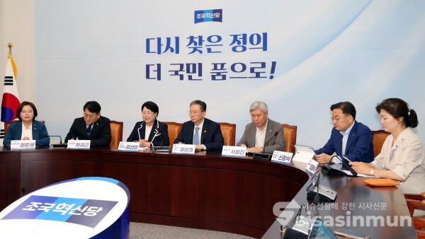 22일 김선민 당대표 권한대행과 정성호 장관이 면담을 갖고 있다.