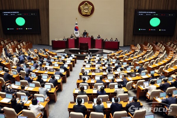 국회 본회의에서 지난 21일 방송문화진흥회법 일부개정법률안이 국민의힘 의원들의 불참 속에서 더불어민주당 주도로 통과되고 있는 현장 모습. 사진 / 오훈 기자