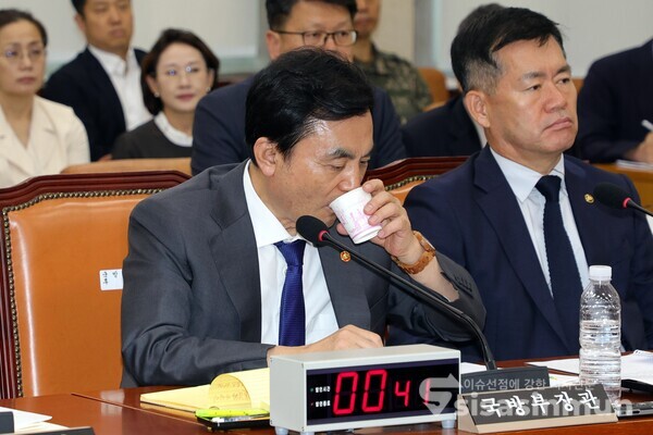 25일 안규백 장관이 물을 마시고 있다.