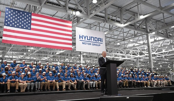 ﻿정의선 현대차그룹 회장이 26일(현지시간) ﻿HMGMA 준공식에서 환영사를 하고 있다. ⓒ현대차그룹