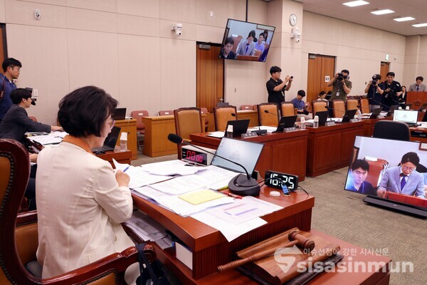 26일 국민의힘 의원들의 퇴장으로 자리가 비어져 있다.