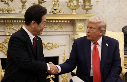 이재명 대통령과 도널드 트럼프 미국 대통령이 25일(현지 시간) 미국 워싱턴DC 백악관에서 한미 정상회담에 앞서 인사를 하고 있다. ⓒ뉴시스