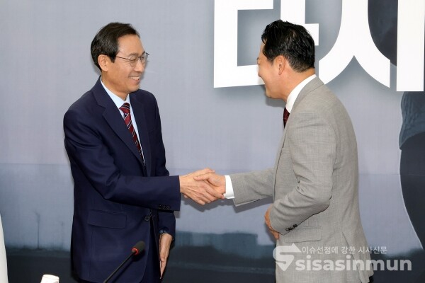 27일 장동혁 신임 당대표와 우상호 정무수석이 인사를 나누고 있다.