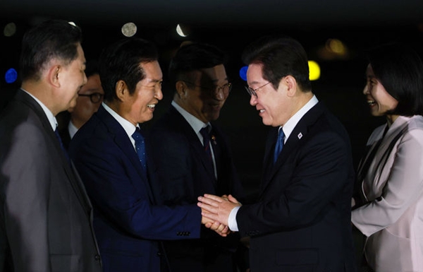 일본·미국 순방 일정을 마치고 귀국한 이재명 대통령이 28일 경기 성남 서울공항에서 정청래 더불어민주당 대표와 악수하고 있다. ⓒ뉴시스