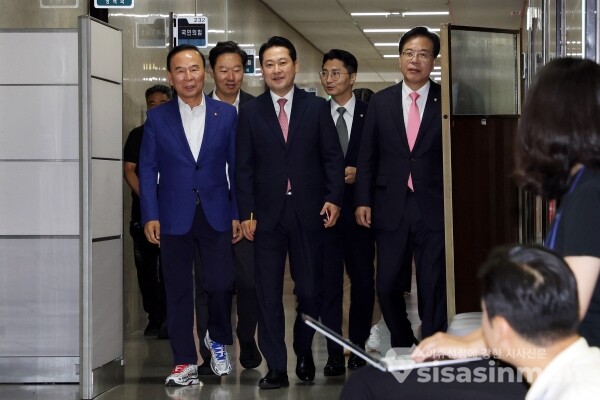 28일 장동혁 신임 당대표와 송언석 원내대표, 박덕흠 의원이 참석하고 있다.