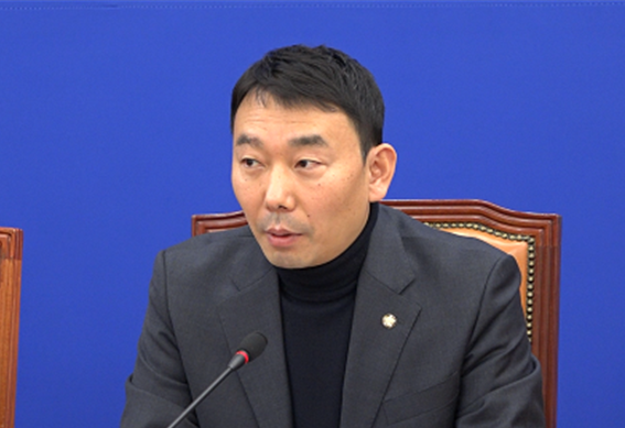 더불어민주당 3대 특검 종합대응 특별위원회 전현희 위원장이 과거 국회에서 열린 당 최고위원회의에서 발언을 하고 있는 모습. 시사포커스DB