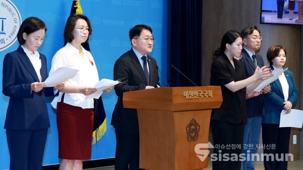 29일 김선민 당대표 권한대행과 의원들이 기자회견을 하고 있다.