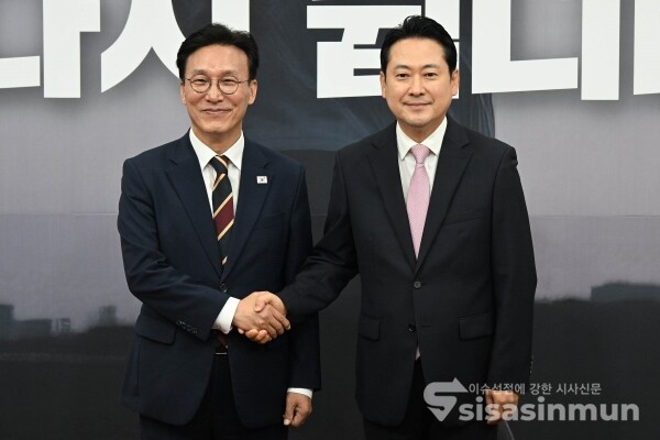 1일 김민석 국무총리와 장동혁 대표가 악수하고 있다.