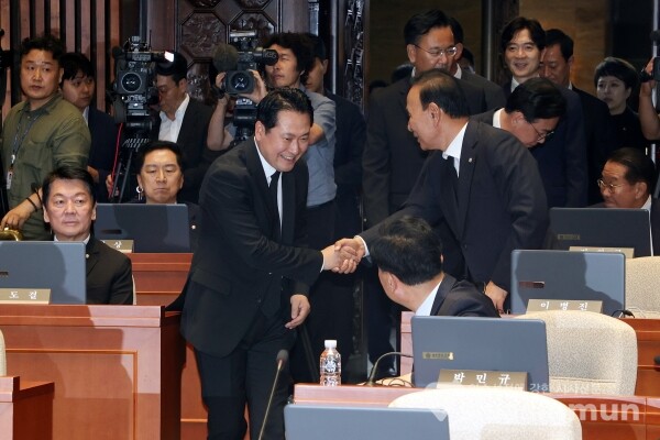 1일 장동혁 대표가 의원들과 악수를 하고 있다.