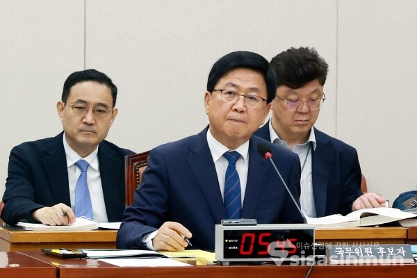 2일 최교진 교육부 장관 후보자가 의원의 질의를 듣고 있다.