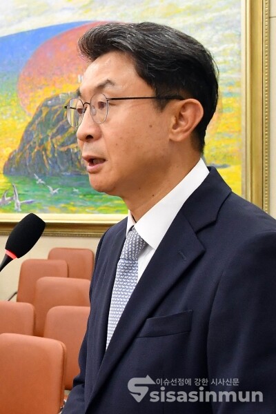 2일 이억원 금융위원회 위원장 후보자가 의원의 질의에 답하고 있다.