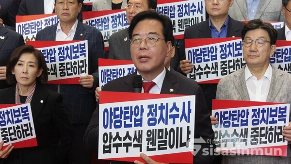 송언석 국민의힘 원내대표가 3일 국회에서 정치보복 특검 긴급 규탄대회를 하고 있다. 사진 / 김경민 기자