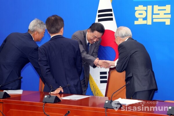 3일 김병기 원내대표와 손경식 한국경영자총협회장이 악수하고 있다.