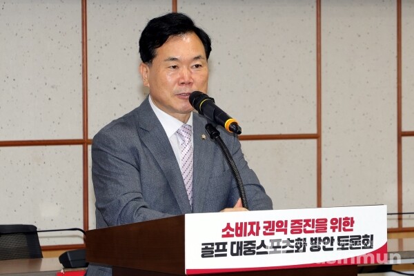 4일 김승수 의원이 개회사를 하고 있다.