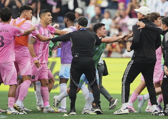 수아레스, 상대팀과 충돌 중 침 뱉는 기행. ⓒAP 통신