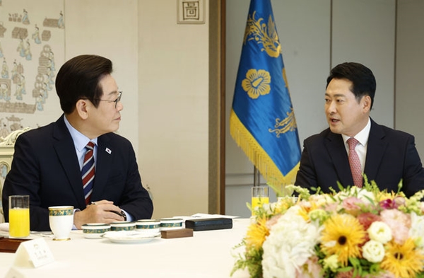 이재명 대통령이 8일 서울 용산 대통령실 청사에서 열린 여야 지도부 오찬 회동에서 장동혁 국민의힘 대표 발언을 듣고 있다. ⓒ뉴시스