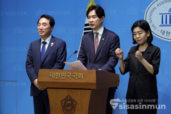 8일 박성훈 수석대변인과 박수현 수석대변인이 브리핑을 하고 있다.